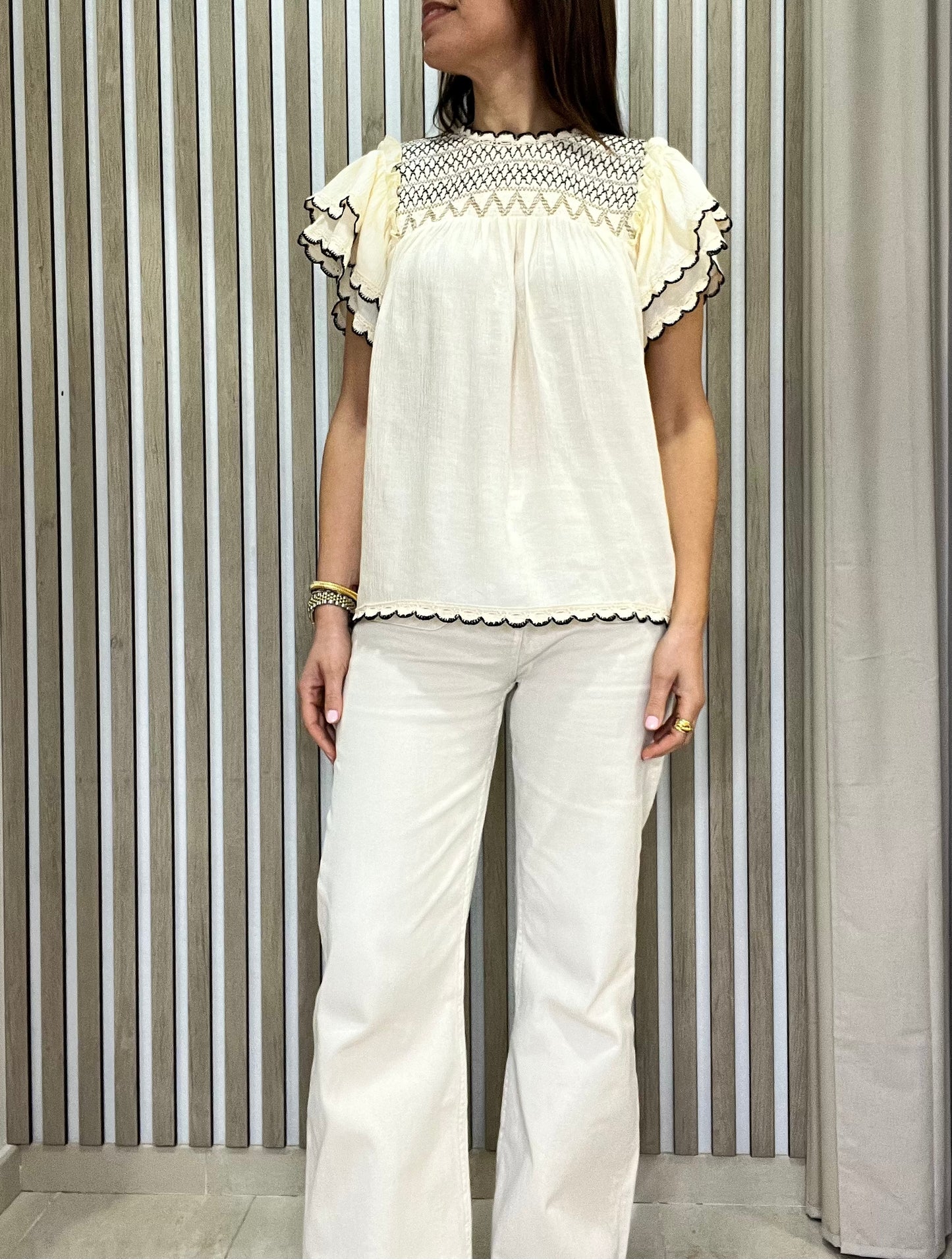 Blusa MÍA beige y puntilla negra